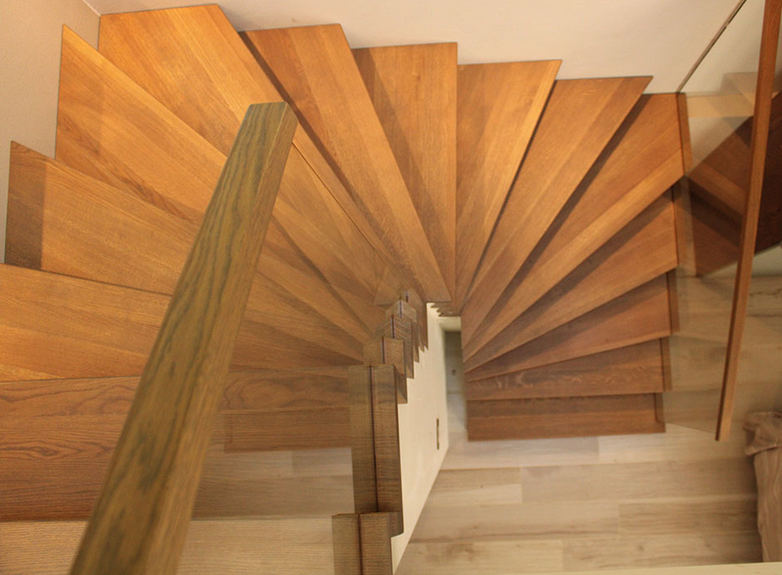 Houten trap met open treden